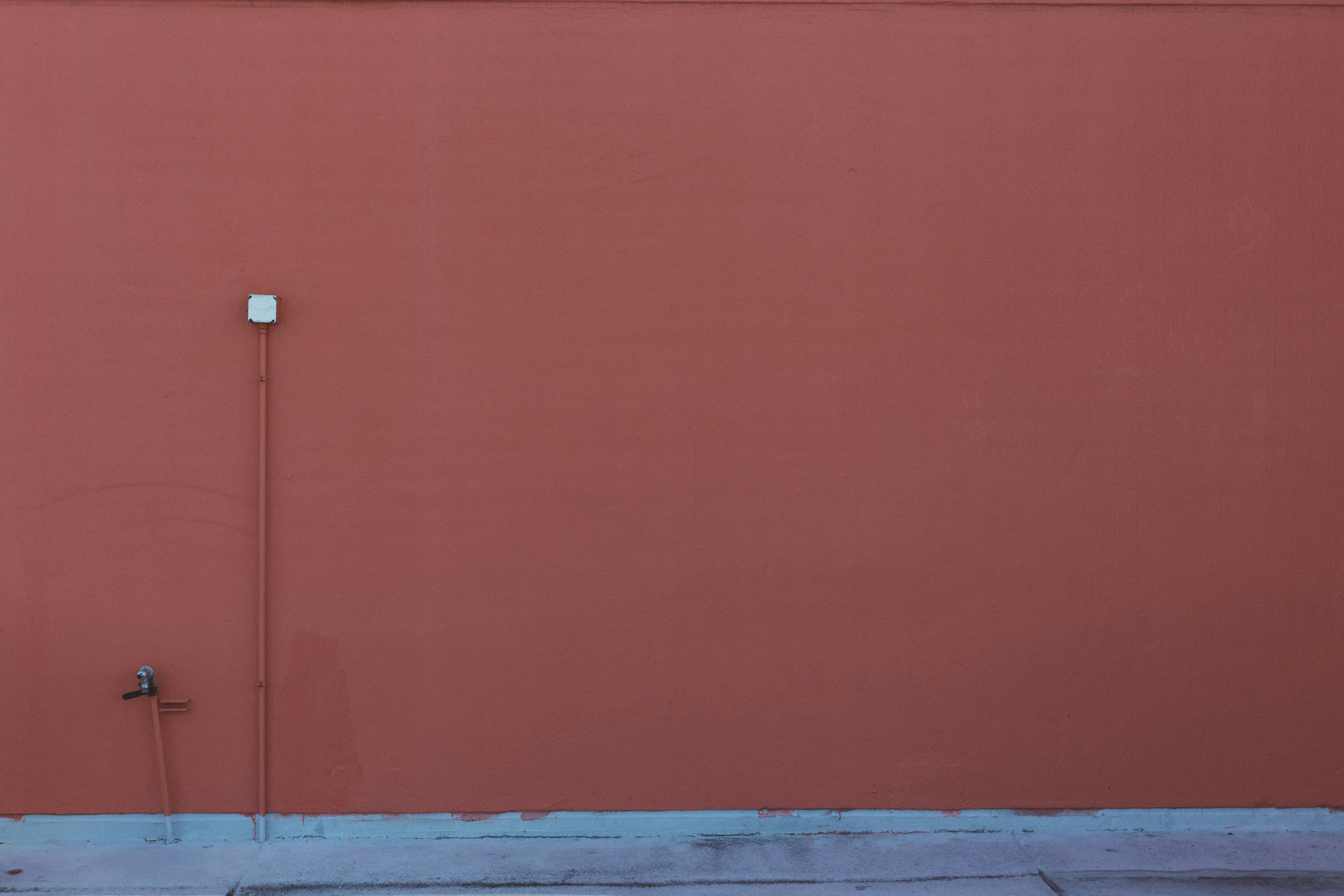 Striekanie betónového plotu